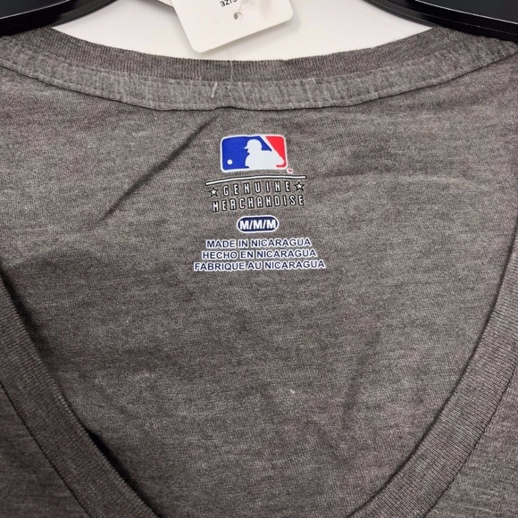 New York Yankees T-Shirt V-Neck Short Sleeve - Picture 3 of 5